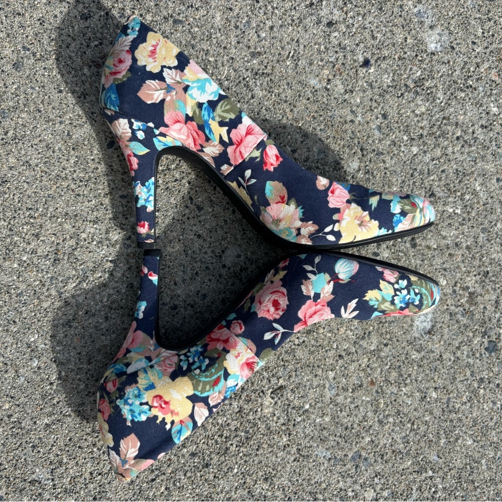Kelly & Katie fabric floral pumps, 9, new